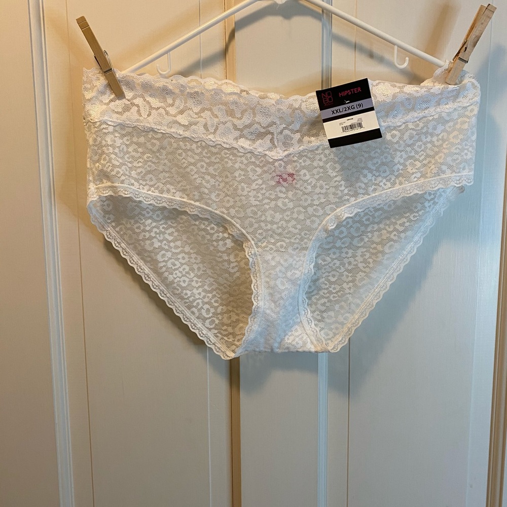🌞1 pair of thongs 1 pair of hipsters